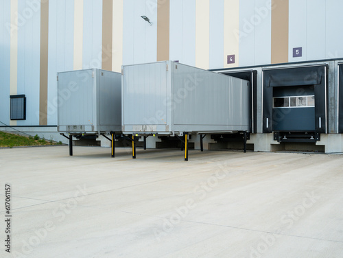 Container-Anhänger ohne LKW an Laderampen von Lagerhalle Warehouse 