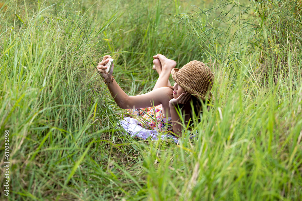 Obraz premium girl wearing a hat taking a selfie in the field