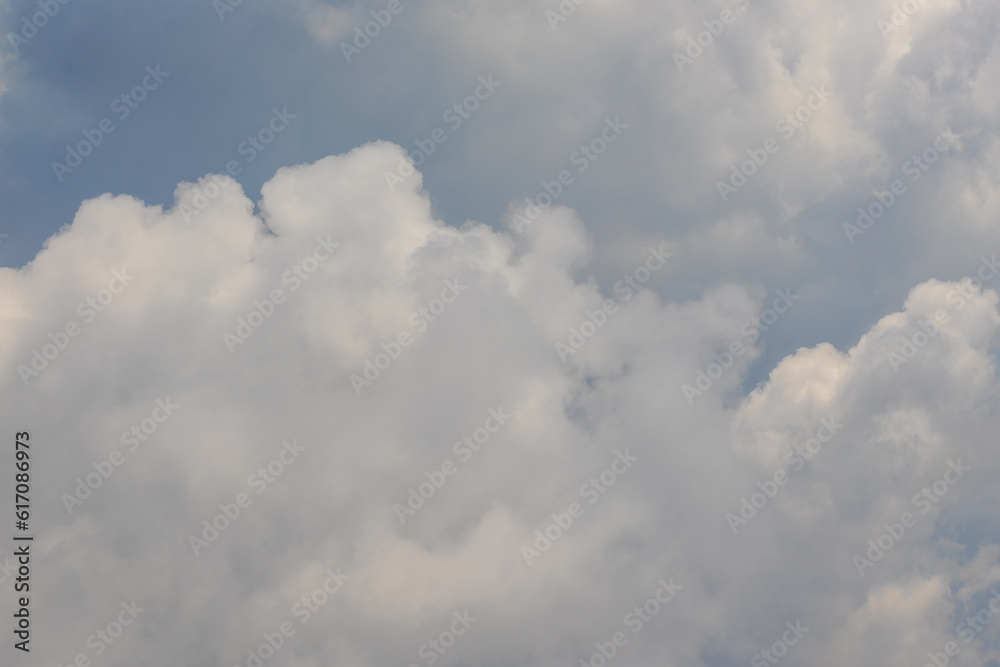Fototapeta premium ciel bleu avec de gros nuages 