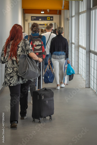 passagers dans les couloirs d'un aéroport après l'atterrissage de leur avion photo