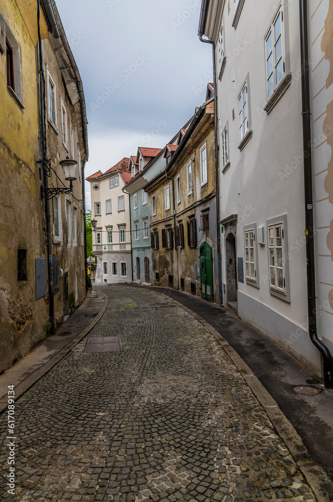 Fototapeta premium A view down a side street leading to the castle in Ljubljana, Slovenia in summertime