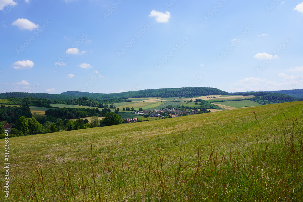 Blick auf den Ort Kaierde in der Nähe von Delligsen im Hils in Niedersachsen