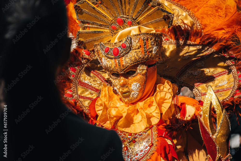 Naklejka premium Máscaras Venezianas Detalhadas e Fantasias Ornamentadas do Carnaval de Veneza. Carnaval de Veneza. Pessoas fantasiadas.