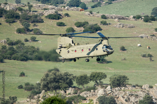 Helicóptero de transporte militar con dos rotores photo