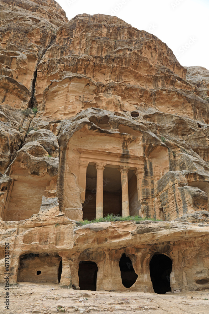 jordania pequeña petra templo tumba ciudad perdida nabateo desfiladero rosa esculpida en la roca  4M0A1358-as23
