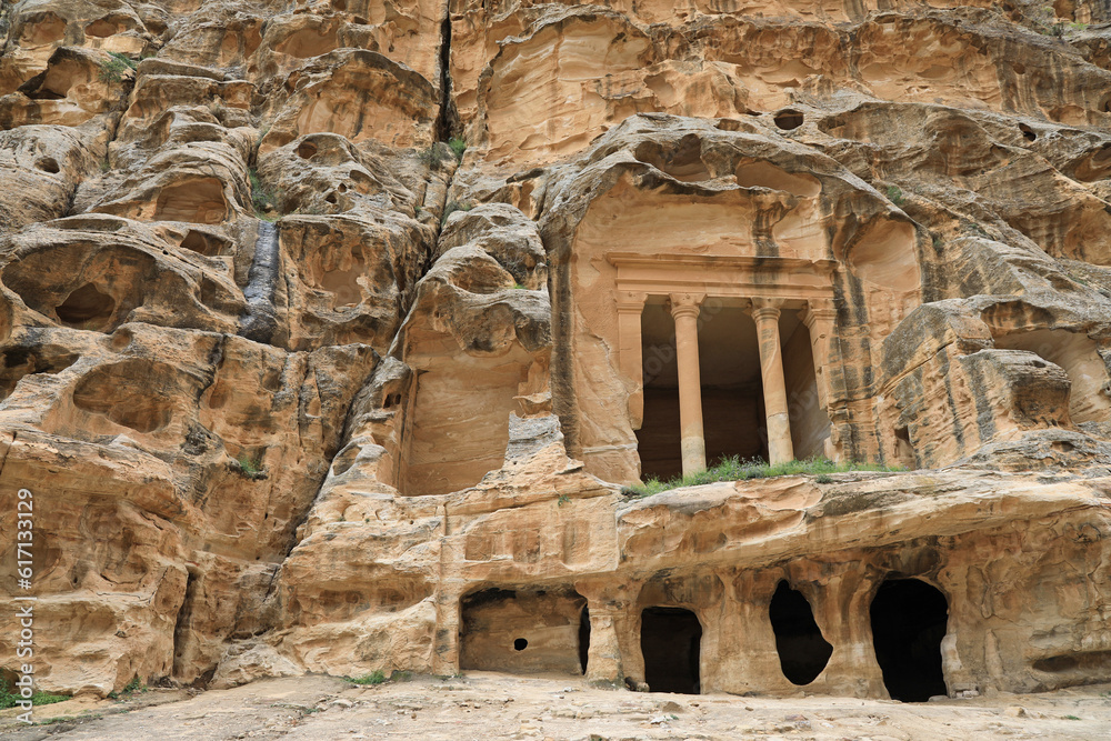 jordania pequeña petra templo tumba ciudad perdida nabateo desfiladero rosa esculpida en la roca  4M0A1361-as23