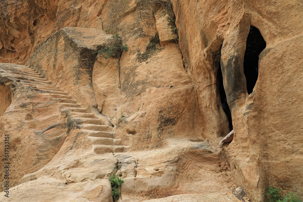 Obraz premium jordania pequeña petra viviendas en cuevas ciudad perdida nabateo desfiladero rosa esculpida en la roca 4M0A1395-as23