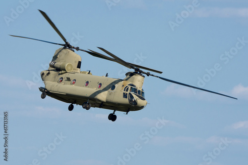 Helicóptero de transporte militar con dos rotores