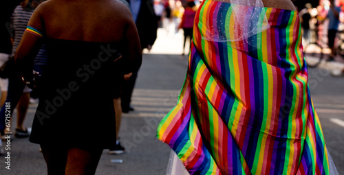 Pessoas vestindo a bandeira símbolo do orgulho gay lgbt+. 27ª edição, da Parada do Orgulho LGBT+ de São Paulo, Brasil. 