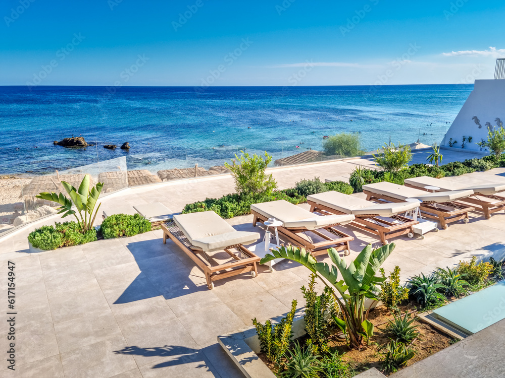 Obraz premium Swimming pool with sea view