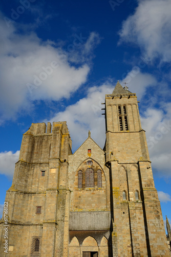 Façade occidentale de la cathédrale Saint-Samson à Dol-de-Bretagne, France