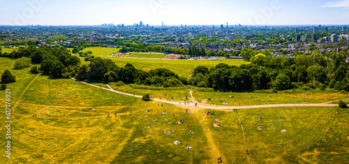 Schilderij op canvas Aerial view of Hampstead Heath, a grassy public space and one of the highest poi