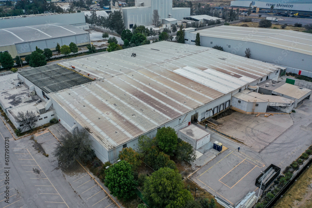 Aerial Dron view of huge warehouse building, Paredes con azulejos en construcción, Ventilador, techo con luces suaves y alarme de incendios, Construction maison, white walls, mock ups. Aerial Dron view of huge warehouse building, Paredes con azulejos en construcción, Ventilador, techo con luces suaves y alarme de incendios, Construction maison, white walls, mock ups.