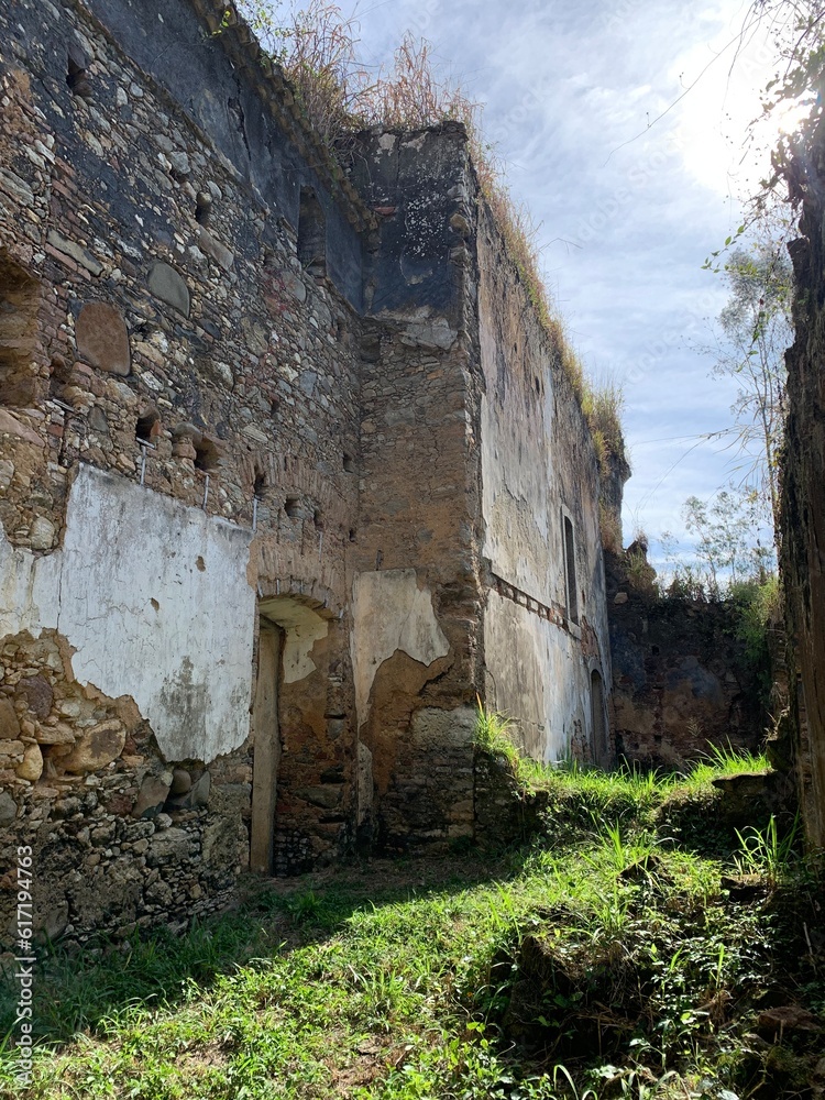 Interior das Ruinas da  Igreja de São José da boa morte em cachoeiras de macacu no rio de janeiro 