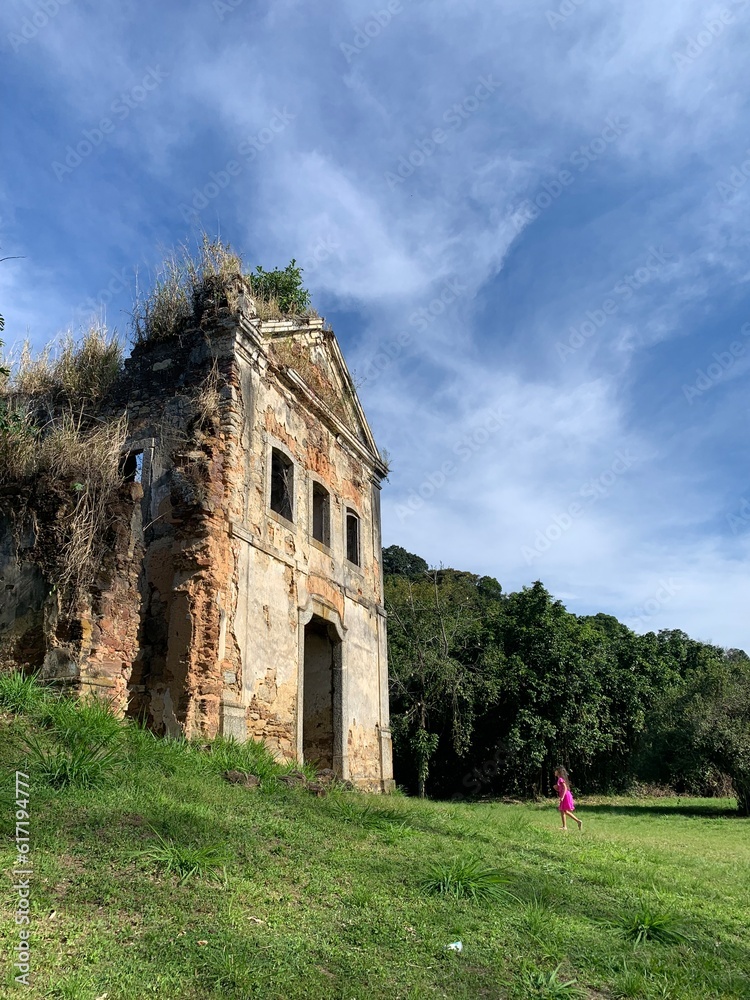 Ruinas de perfil da Igreja de São José da boa morte em cachoeiras de macacu no rio de janeiro 