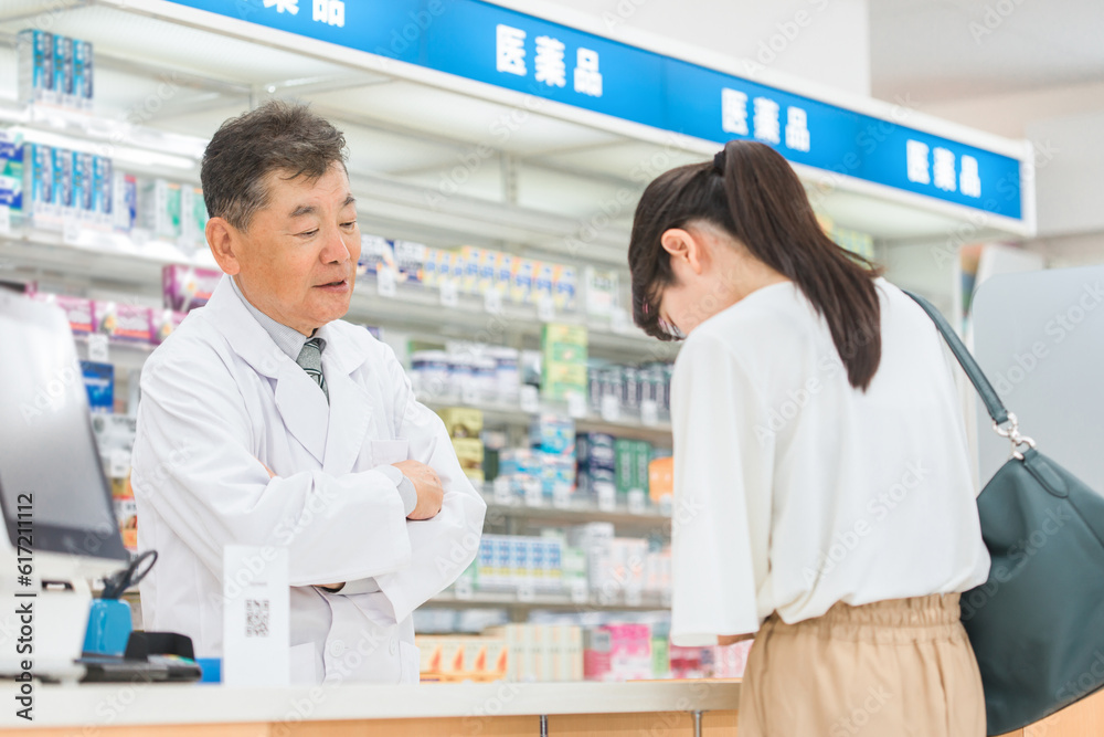 薬局・病院・ドラッグストアで働く薬剤師と相談する客(処方箋・薬・サプリメント)
薬局・病院・ドラッグストアで働く薬剤師と相談する客(処方箋・薬・サプリメント)