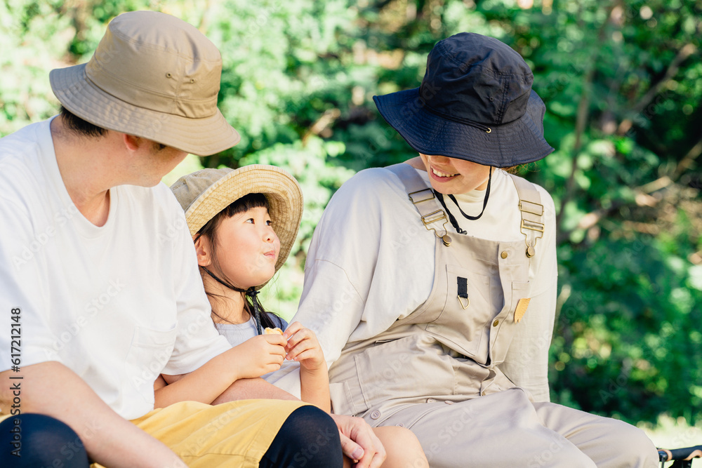 Φωτογραφία キャンプ場でパンを食べる子どもと両親・家族（アウトドア・旅行・レジャー・ピクニック）