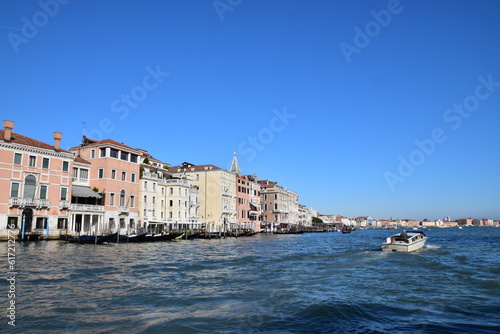 水の都・ヴェネツィアの運河と船