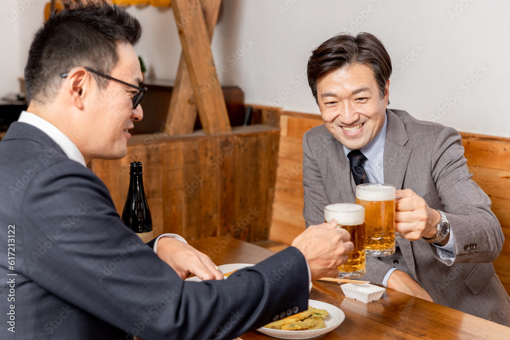 居酒屋で同僚・友達と飲み会・ビールで乾杯をするスーツ姿のビジネスマン・サラリーマンの男性
居酒屋で同僚・友達と飲み会・ビールで乾杯をするスーツ姿のビジネスマン・サラリーマンの男性