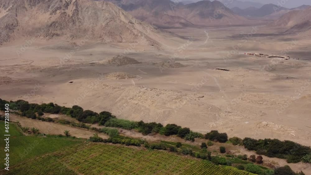 Pyramide Peru Aerial footage of the ancient pyramid city of Caral. The oldest in the ...