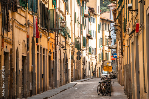 Fototapeta Naklejka Na Ścianę i Meble -  Bicycles in Alleyway, Florence Italy