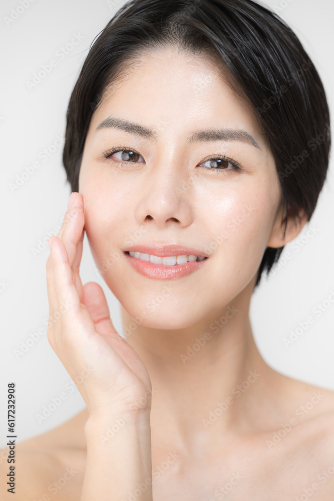 アジア系の美しい女性の目元や頬の保湿や乾燥などの素肌のスキンケアやエステの美容イメージのクローズアップ カメラ目線 縦 アジア系の美しい女性の目元や頬の保湿や乾燥などの素肌のスキンケアやエステの美容イメージのクローズアップ カメラ目線 縦