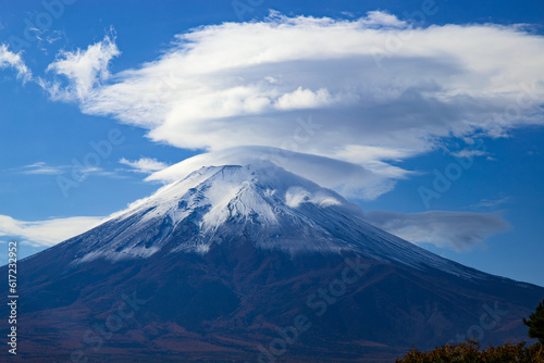 富士山と笠雲 山梨県富士吉田市孝徳公園にて