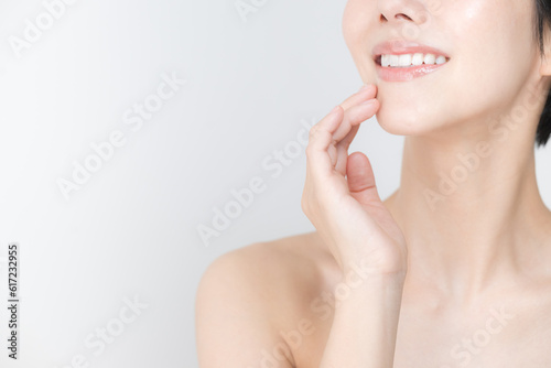 ホワイトニングや口元の美容、歯科矯正などのイメージ 左にコピースペースあり