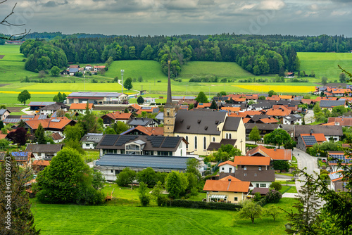 Schöner Blick auf das Dorf Teisendorf am Morgen in Bayern