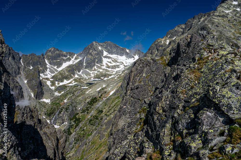Obraz premium An outstanding mountain landscape of the High Tatras. A view from the Lomnicka Pass to the Little Cold Valley. Mala Studena Dolina, Slovakia.