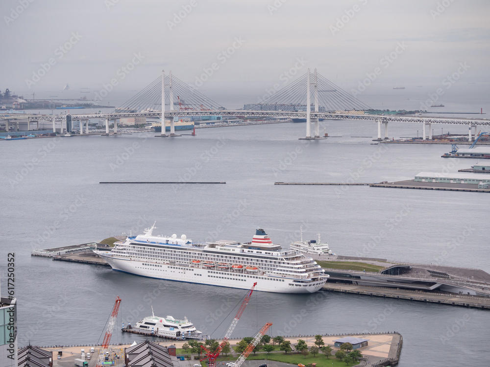 横浜港の風景。橋と豪華客船。