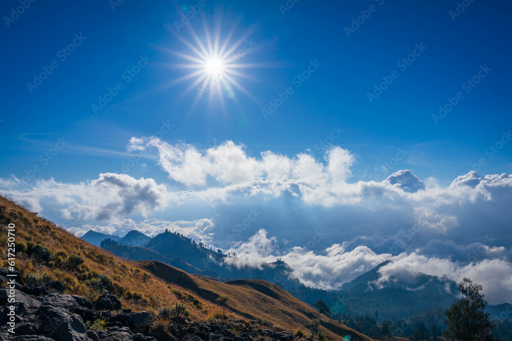 Fototapeta premium sun flare with dramatic cloud and beautiful sky in the mountain (Rinjani, Lombok, Indonesia)