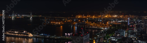 横浜港のパノラマ夜景。橋と豪華客船。