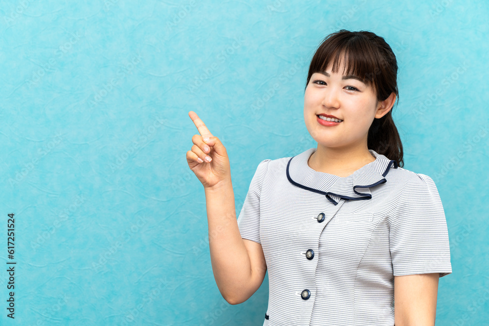 指差し案内する女性社員