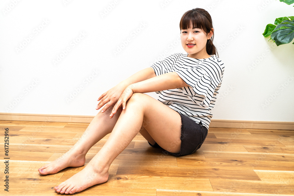 自宅で座ってくつろぐ女性 自宅で座ってくつろぐ女性