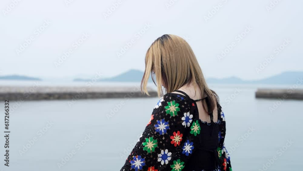 海を散策する若い女性