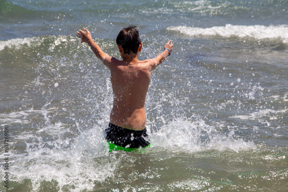 Fototapeta premium Junge hat Spaß im Meer (Model Released)