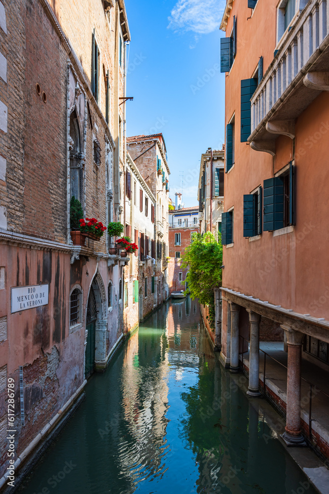 Blick in einen schmalen Seitenkanal im Stadtzentrum von Venedig