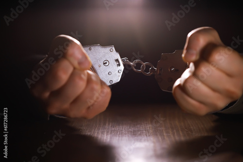 Foto stressed out businessman hands bothered with handcuffs suffering at custody for