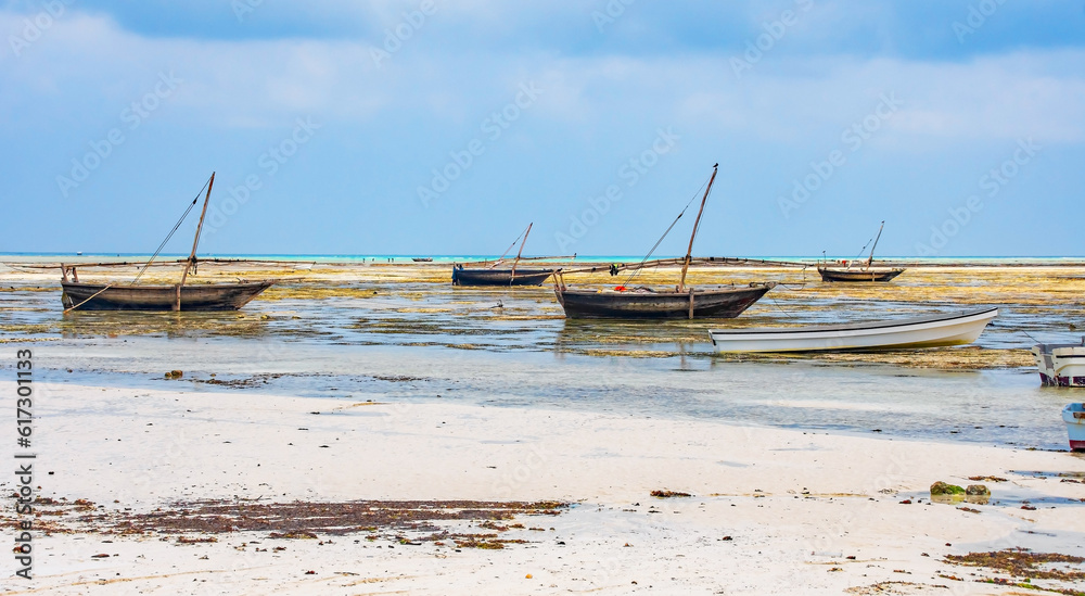 Fischerboote am Strand von Sansibar, Tansania Fischerboote am Strand von Sansibar, Tansania