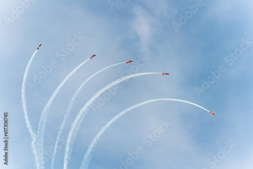 airplanes performing acrobatics during air shows
