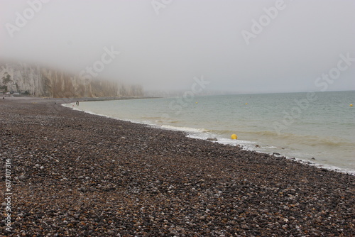 Φωτογραφία Plage de Dieppe et falaise dans la brume