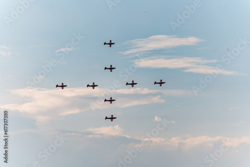airplanes performing acrobatics during air shows