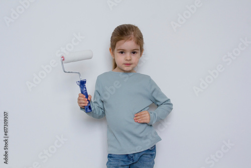 Child paints home renovation spatula roller for painting walls
