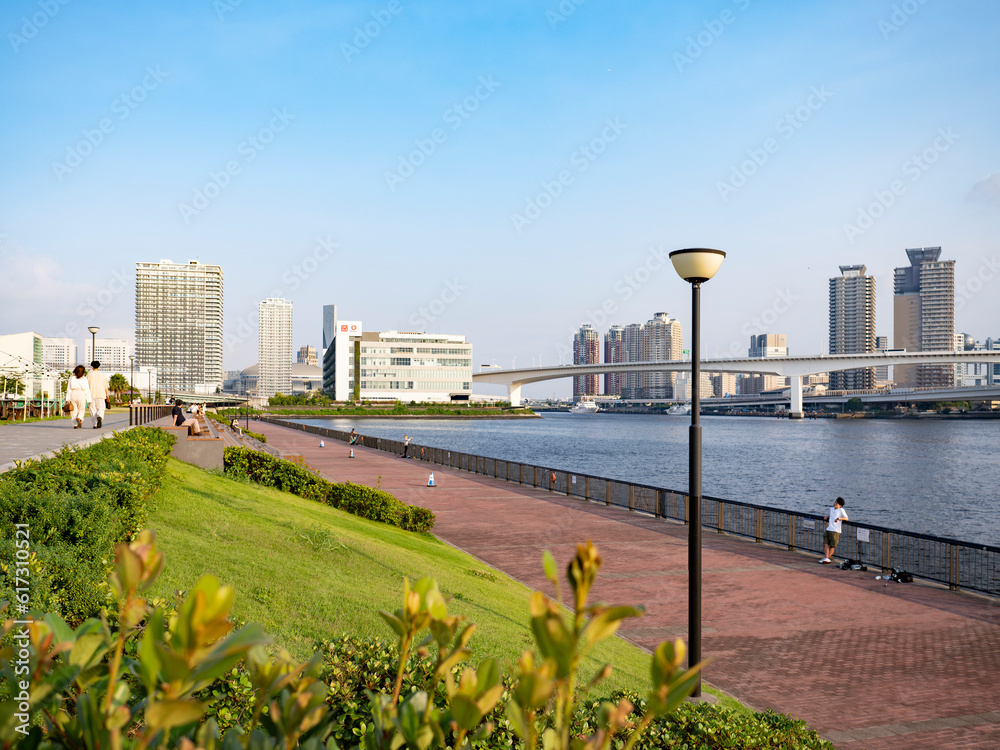 豊洲ぐるり公園の夕景 水辺の風が気持ち良い