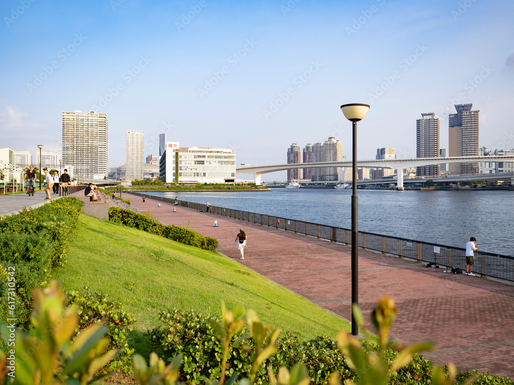 豊洲ぐるり公園の夕景 水辺の風が気持ち良い