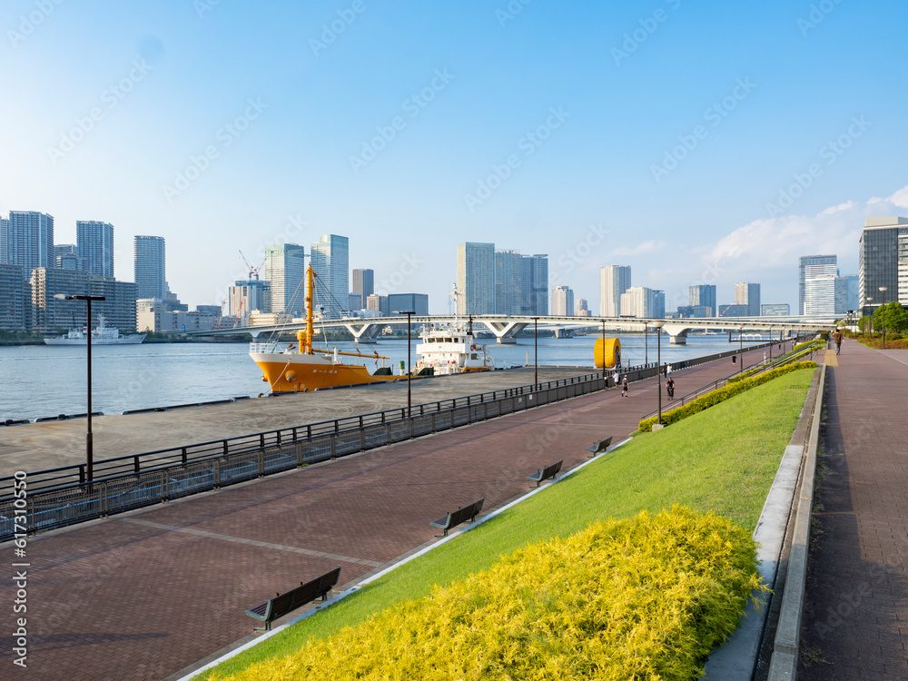 豊洲ぐるり公園の夕景 水辺の風が気持ち良い