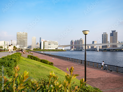 豊洲ぐるり公園の夕景　水辺の風が気持ち良い