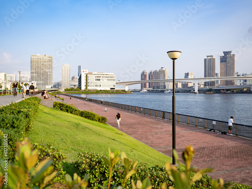 Obraz na płótnie 豊洲ぐるり公園の夕景 水辺の風が気持ち良い w salonie