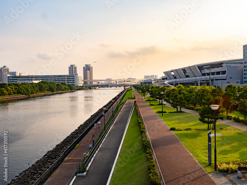 Obraz na płótnie 豊洲ぐるり公園の夕景 水辺の風が気持ち良い w salonie